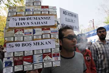 Τούρκοι καφετζήδες διαδηλώνουν κατά της απαγόρευσης του καπνίσματος