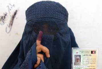 Οι Αφγανοί στις κάλπες με την απειλή της βίας απλωμένη πάνω από τη χώρα