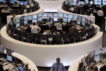 Μικρές πτώσεις στα χρηματιστήρια της Ευρώπης, άνοδος στη Γουόλ Στριτ την Τετάρτη