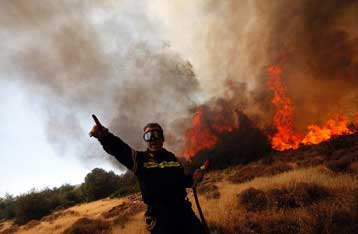 Μάχη με τις φλόγες στη Μαγούλα – Δεκάδες πύρινα μέτωπα σε όλη τη χώρα