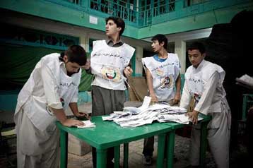 Αψήφησαν το φόβο των Ταλιμπάν οι Αφγανοί και η καταμέτρηση των ψήφων αρχίζει