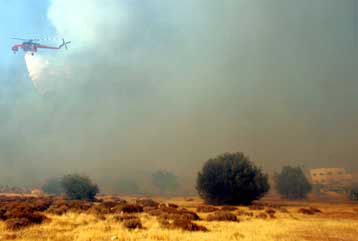 Υπό έλεγχο οι φωτιές σε Κάλαμο και Μαγούλα – Έρευνες για εμπρησμούς στη Ζάκυνθο