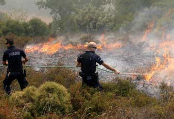 Σε συναγερμό η πολιτική ηγεσία για τις φωτιές στη βορειοανατολική Αττική
