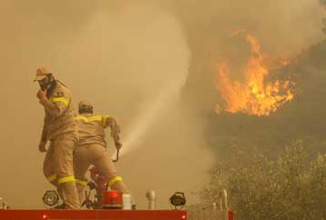 Ενημέρωση Καραμανλή στην Πυροσβεστική για τις εξελίξεις στα πύρινα μέτωπα