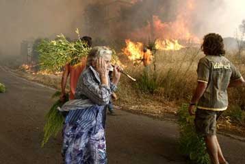 Ο πύρινος εφιάλτης και το χάος αφανίζουν την Αττική