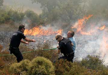 Σε εξέλιξη φωτιές σε δεκάδες περιοχές της χώρας