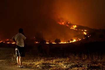 Εφιαλτική νύχτα με αναζωπυρώσεις στη βορειοανατολική Αττική
