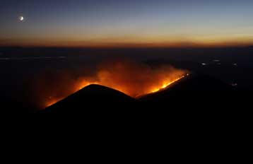 Το Πόρτο Γερμενό πλησίασαν οι φλόγες, μαίνεται και η πυρκαγιά στην Κάρυστο