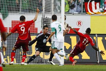 Χόρεψε τους «λύκους» το Αμβούργο, πρώτη νίκη για την Μπόχουμ