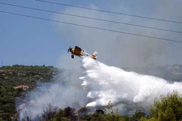 Συνεχίζουν το καταστροφικό έργο τους τα πύρινα μέτωπα στην Αττική