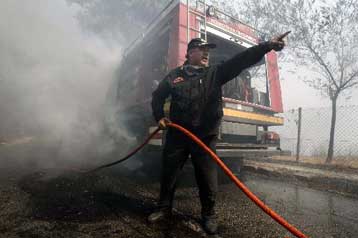 Υπεραμύνεται η κυβέρνηση των χειρισμών της απέναντι στα μέτωπα φωτιάς