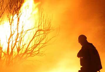 Πύρινος εφιάλτης σε Πόρτο Γερμενό και Κάρυστο, βελτιωμένη η εικόνα στην Αττική