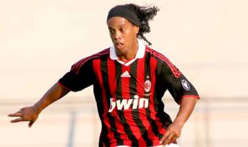 Η Μίλαν σκέφτεται να ανανεώσει το συμβόλαιο του Ροναλντίνιο