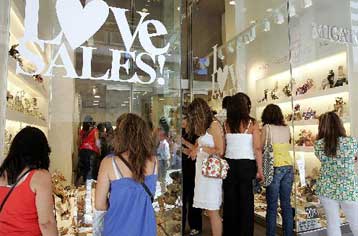 Οι εκπτώσεις δεν έφεραν ανάκαμψη στις πωλήσεις των εμπορικών καταστημάτων