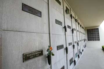 Αποσύρθηκε το ενδιαφέρον για τον τάφο πάνω από εκείνον της Μέριλιν Μονρόε