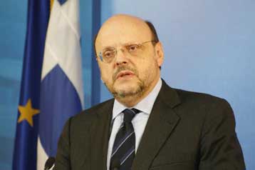 Να υποβαθμίσει τις πολιτικές ευθύνες για τις φωτιές επιχειρεί η κυβέρνηση