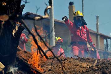Οι εστίες σβήνουν, η πολιτική κόντρα για τις ευθύνες φουντώνει