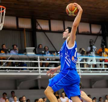 «Μάχη» για τον Παπανικολάου με προβάδισμα Ολυμπιακού