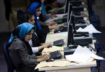 Μικρό προβάδισμα στον Καρζάι δίνουν τα πρώτα αποτελέσματα στο Αφγανιστάν