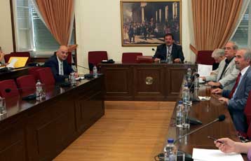 Κυρώθηκαν από την Επιτροπή της Βουλής οι συμφωνίες Ελλάδας-ΗΠΑ για τη βίζα