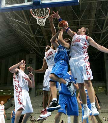 Πειράματα, αλλαγές και νίκη της Εθνικής επί της Σερβίας