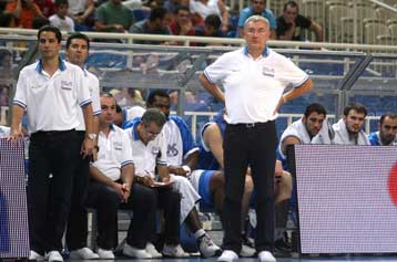 Θέλει να συνεχίσει τις δοκιμές ο Καζλάουσκας πριν βγάλει τη δωδεκάδα