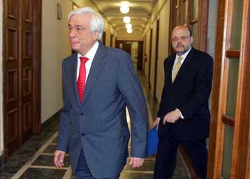 Γκρίνιες και μαχαιρώματα στη ΝΔ την επομένη των καταστροφικών πυρκαγιών