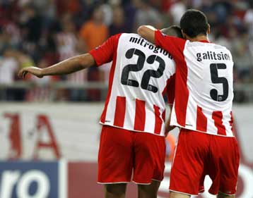 Νίκη – πρόκριση, αλλά και «γιούχα» για τον Ολυμπιακό