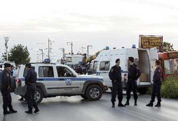 Ληστεία σε τράπεζα στην Αρτα με νεκρό έναν δράστη και τραυματίες δύο αστυνομικούς