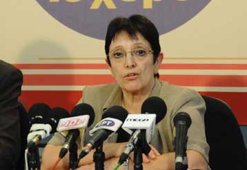 «Εμπρηστική πολιτική» χρεώνει στην κυβέρνηση η Αλέκα Παπαρήγα