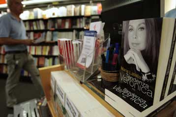 Τη θλίψη της για την κατάντια του άλλοτε σπουδαίου Μπερλουσκόνι εκφράζει η σύζυγός του