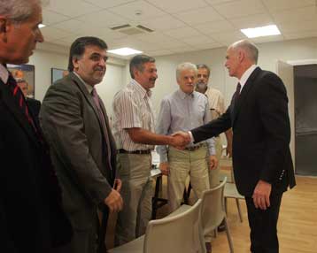 Χρειάζονται μεγάλες τομές, δήλωσε ο Γ.Παπανδρέου μετά από επαφές με ΑΔΕΔΥ- ΣΕΒ- ΓΣΕΕ