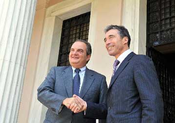 Την Τουρκία «έδειξε» ο Καραμανλής στον Ράσμουσεν για την αδυναμία συνεργασίας ΝΑΤΟ-ΕΕ