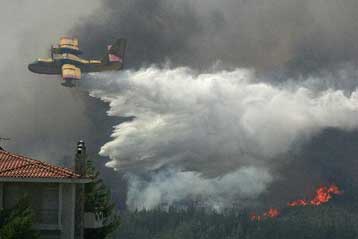 Ολοσχερής καταστροφή για 65 κατοικίες στην Αττική από τον πύρινο εφιάλτη