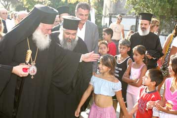 Περιοδεία του αρχιεπισκόπου Αθηνών Ιερώνυμου σε συνοικισμό Ρομ στη Θεσσαλονίκη