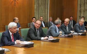 Την τράπουλα του ανασχηματισμού «ανακατεύει» ο πρωθυπουργός