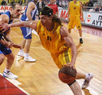 Χάνει τη χρονιά ο Αγαδάκος, ύστερα από τροχαίο, αλλά δεν διατρέχει κίνδυνο