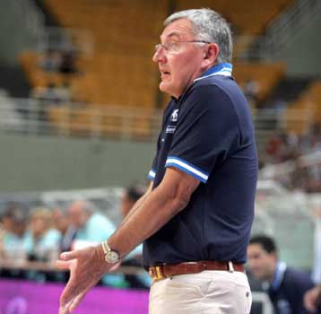 Λιγότερα λάθη στην άμυνα θέλει ο Καζλάουσκας