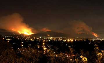 Σε πύρινο κλοιό εξακολουθεί να βρίσκεται η Καλιφόρνια