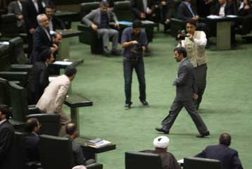 Ο Μαχμούντ Αχμαντινετζάντ μάχεται για την κυβέρνησή του ενώπιον του Κοινοβουλίου