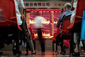 Απώλειες στα χρηματιστήρια Ευρώπης και Νέας Υόρκης τη Δευτέρα