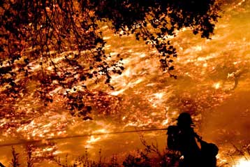 Επεκτείνεται η φωτιά στην Καλιφόρνια, απειλώντας χιλιάδες κατοικίες