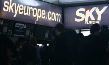 Αποκλεισμένοι χιλιάδες επιβάτες της αεροπορικής SkyEurope, μετά από ματαιώσεις πτήσεων