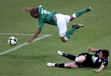 Κινδύνευσε αλλά δεν… τινάχθηκε στον αέρα η συμφωνία για τον Μουν