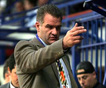 Ενοχλημένος ο Τσέκος απομακρύνεται από την ΑΕΚ