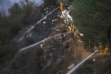Συνεχίζεται η μάχη με τις φλόγες στην Καλιφόρνια