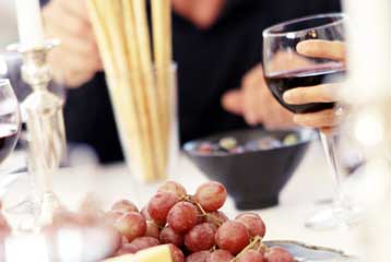 Φίλοι και γνωστοί επηρεάζουν πόσο τρώμε, επιβεβαιώνουν ψυχολόγοι