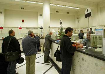 Αυξημένο πιστωτικό κίνδυνο για τις ελληνικές τράπεζες βλέπει η Standard & Poors