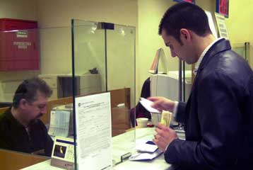 Μικρή αύξηση του δανεισμού των ελληνικών επιχειρήσεων και νοικοκυριών τον Ιούλιο