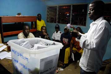 Βίαια επεισόδια στην Γκαμπόν μετά τα αμφισβητούμενα εκλογικά αποτελέσματα